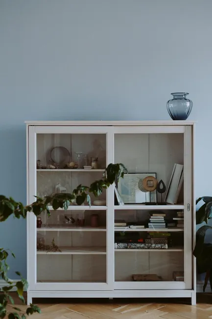 Salon moderne avec un buffet servant de sideboard et un pouf coffre tapissé faisant office de table basse avec rangement