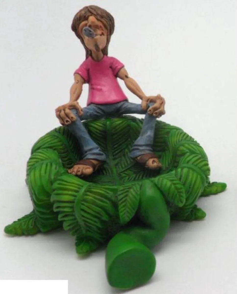Beeldje hippie op wietblad asbak Warren Stratford polyresin ludiek 7x7x11 cm - 8719831572069