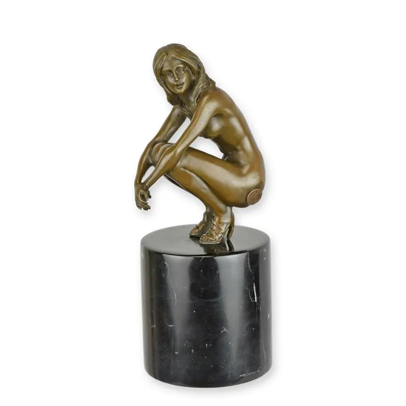Bronzen beeld gehurkte naakte vrouw op ronde marmeren sokkel 26,7 cm - KF-45