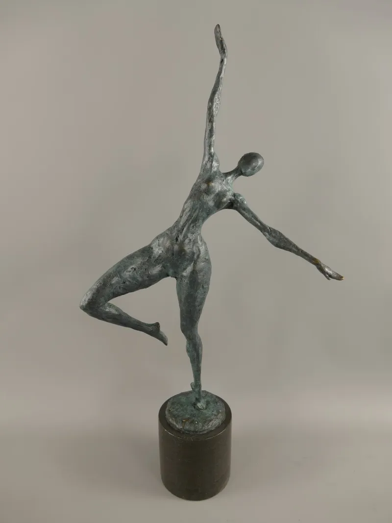 Bronzen beeld dansende vrouw groene patina op marmeren sokkel 63 cm - 102.764