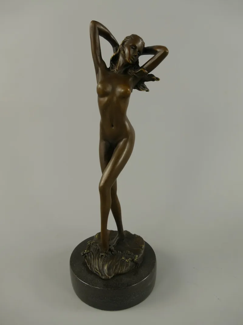 Bronzen beeld staande vrouw met handen in het haar 30 cm - 102.786