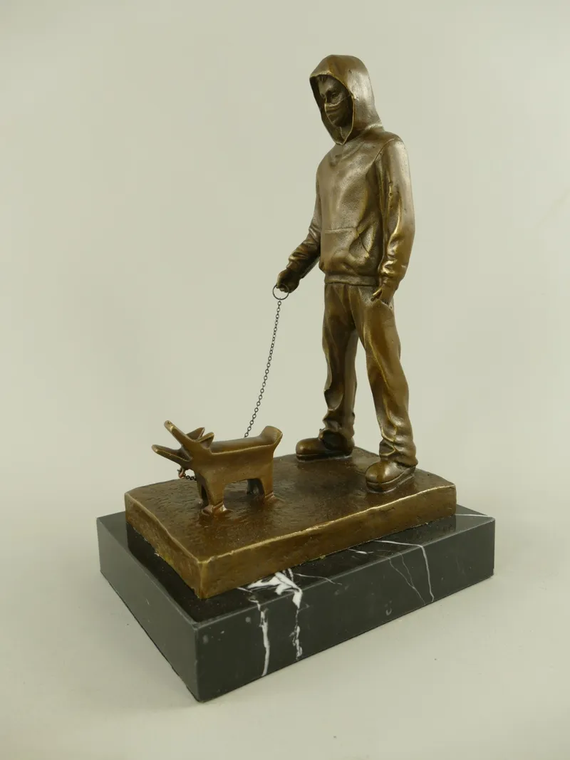 Bronzen beeld street art jongen met hond op marmer 26 cm - 122.519