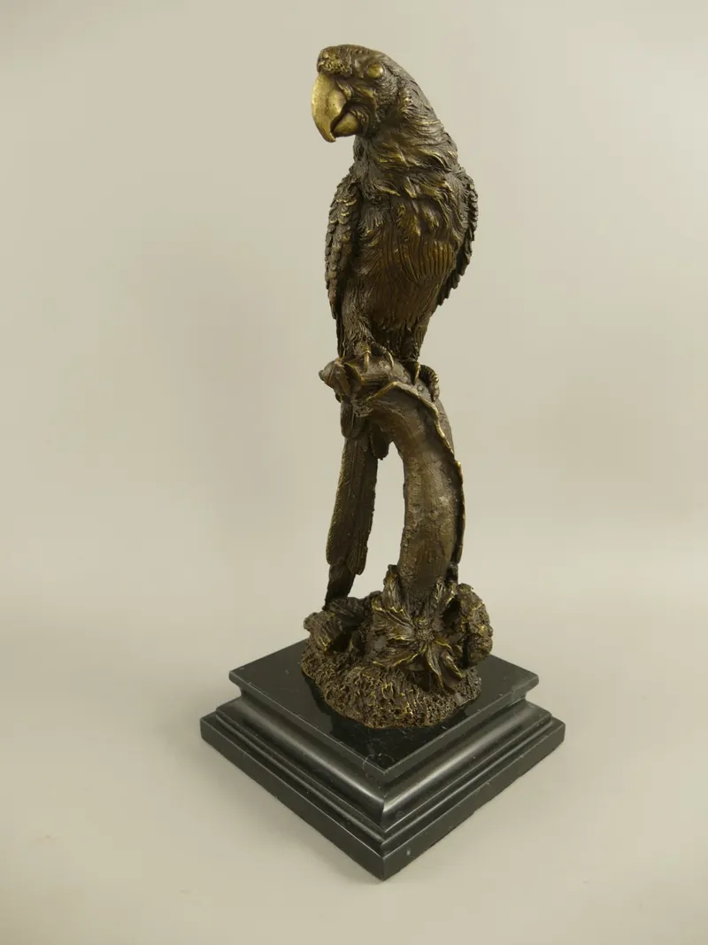 Bronzen beeld papegaai op tak met marmeren sokkel 33 cm - 122.798