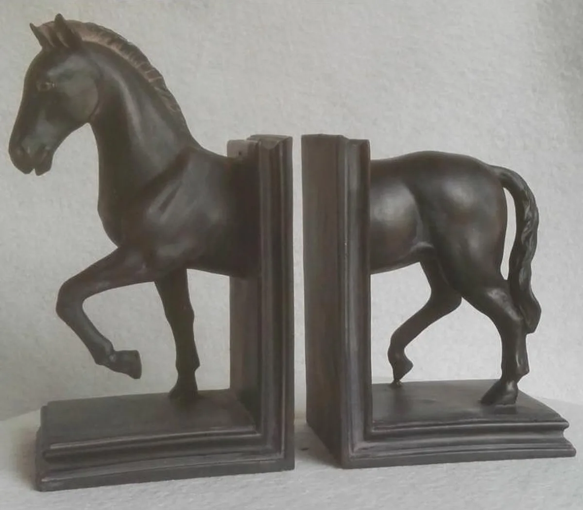 MadDeco boekensteunen paard polystone bronskleurig 24 cm - 8719831578276