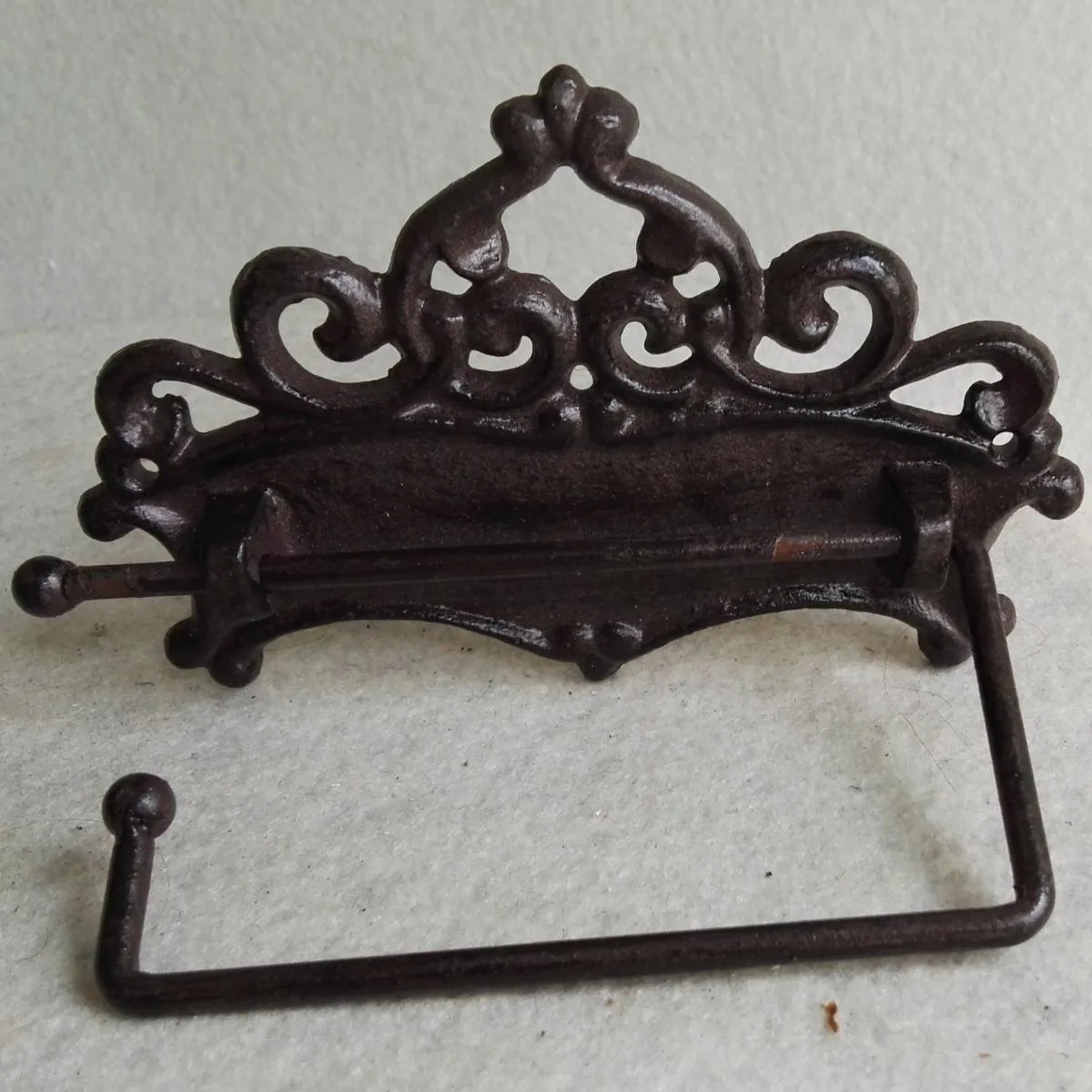 Toiletrolhouder metaal bruin gietijzer eenvoudig MadDeco wandmontage 17x8x10 cm - 8720143776465