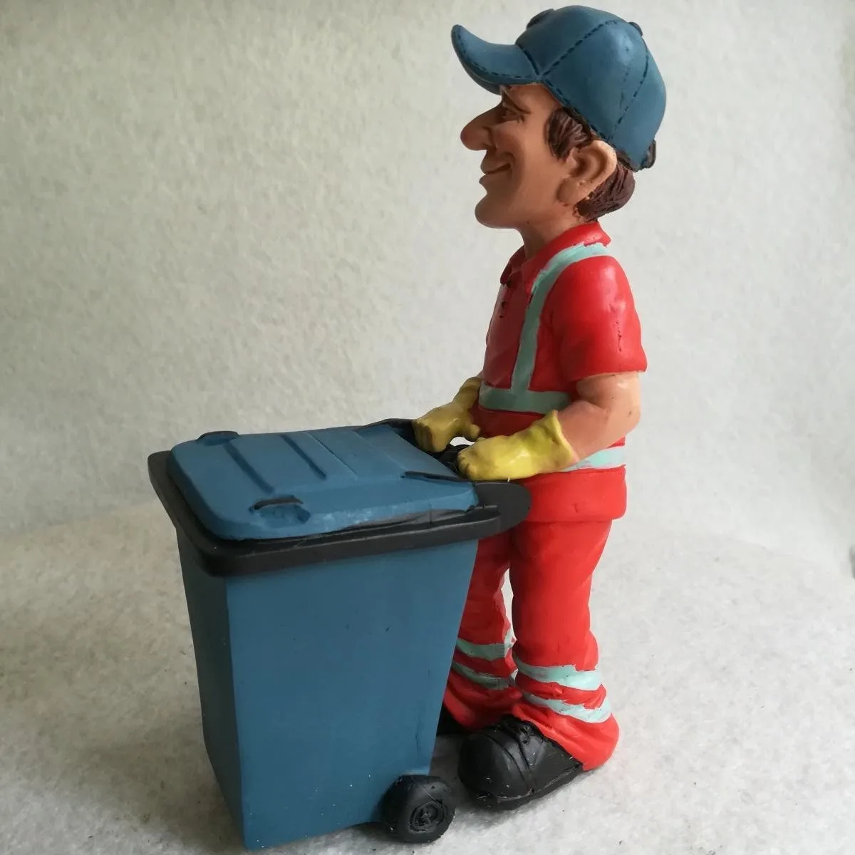 Warren Stratford vuilnisman beeldje polyresin – Funny Life 10x7x17 cm - 8720143777837