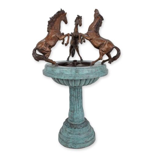 Bronzen fontein met drie paarden en decoratieve details