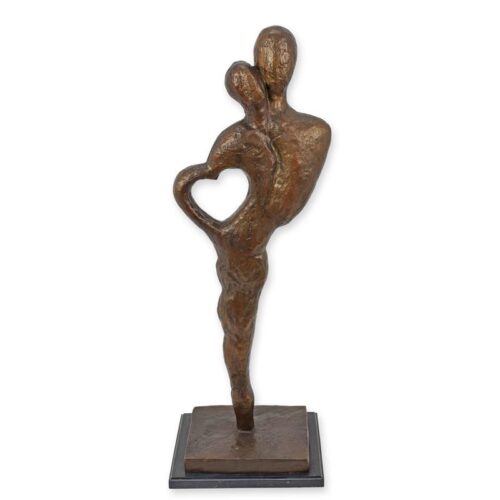 Moderne bronzen sculptuur van een liefdevol paar