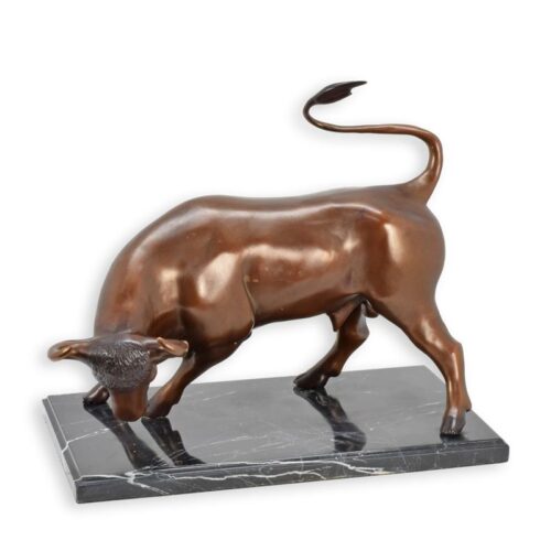 Bronzen sculptuur van een majestueuze bull met details