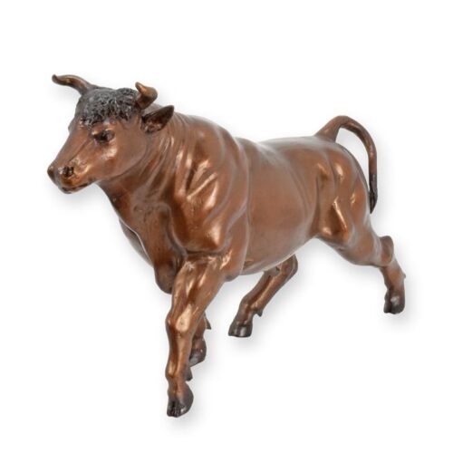 Bronzen beeld van een krachtige stier met mooie details