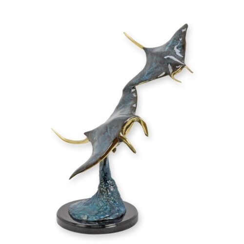 Bronzen sculptuur van een paar elegante mantas