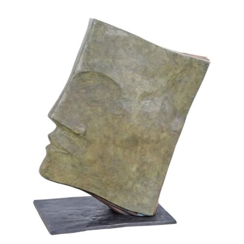 Bronzen sculptuur van een open boek met detail