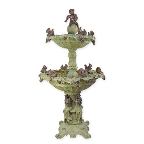 Elegante bronzen fontein met twee niveaus en decoratieve details