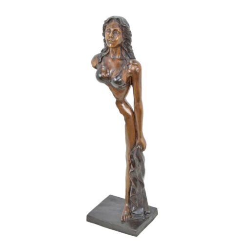 Moderne bronzen sculptuur van vrouw in bikini met elegantie