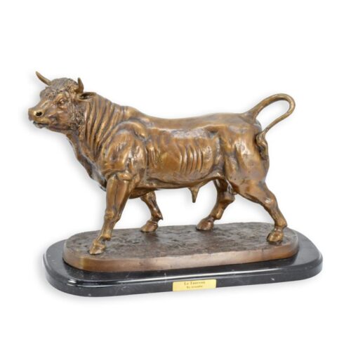 Bronzen beeld van een krachtige stier met details