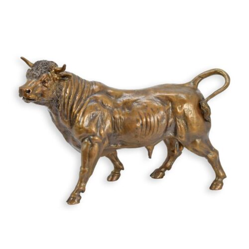 Bronzen beeld van een krachtige stier met details