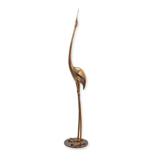 Moderne bronzen sculptuur van een elegante kraan