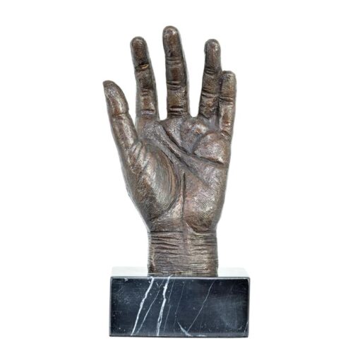 Bronzen sculptuur van een hand met gedetailleerde afwerking