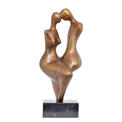 Moderne bronzen sculptuur van een intiem stel