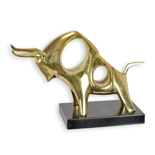 Moderne bronzen sculptuur van een krachtige stier