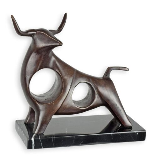 Moderne bronzen sculptuur van een krachtige stier