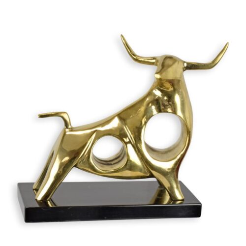 Moderne bronzen sculptuur van een krachtige stier