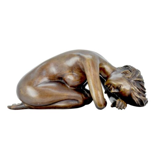 Bronzen sculptuur van liggende vrouwelijke naaktfiguur met elegantie