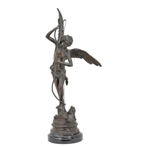 Een bronzen sculptuur van Cupid met boog en pijl