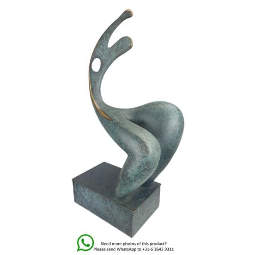 Moderne bronzen sculptuur van een vrouwelijke naaktfiguur