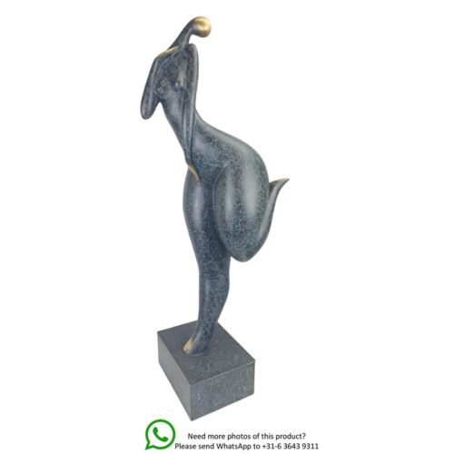 Moderne bronzen sculptuur van een vrouwelijke naaktfiguur