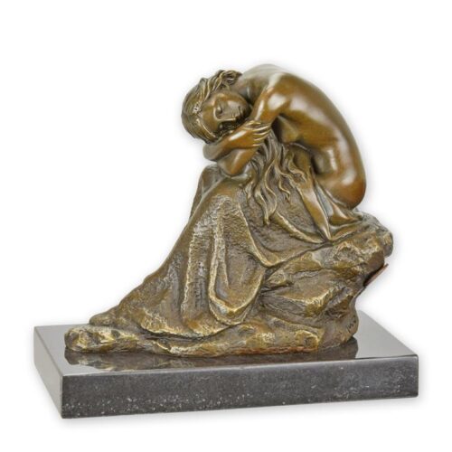 Elegante bronzen sculptuur van knielende schoonheid