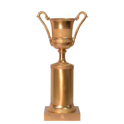 Bronzen urn op standaard met elegant design en details