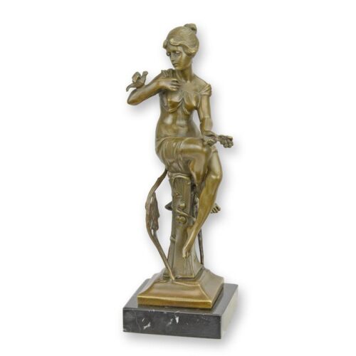 Sculptuur van een zittende vrouw in brons met elegantie