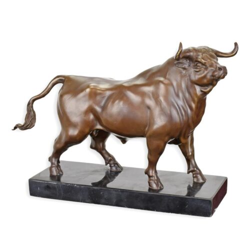 Bronzen sculptuur van een krachtige stier in dynamische pose