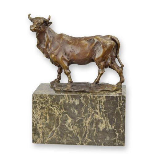 Bronzen beeld van een krachtige stier met details