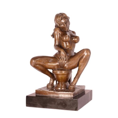 Elegante bronzen sculptuur van vrouwelijke naakte figuur op toilet