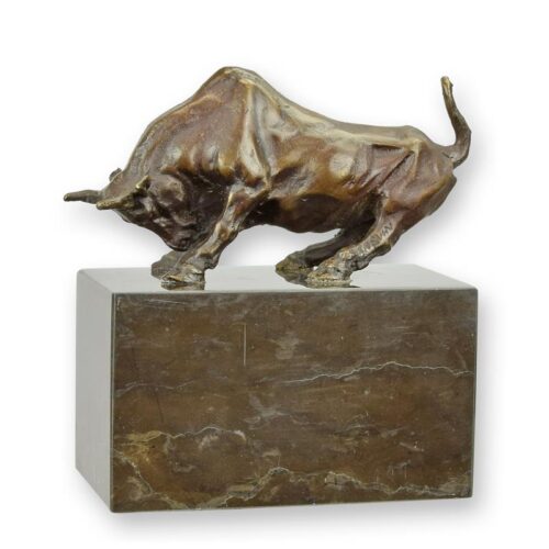 Bronzen sculptuur van een krachtige staande bull