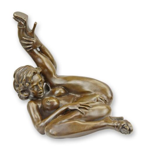 Elegant bronzen sculptuur van vrouwelijke naaktfiguur met sensuele uitstraling